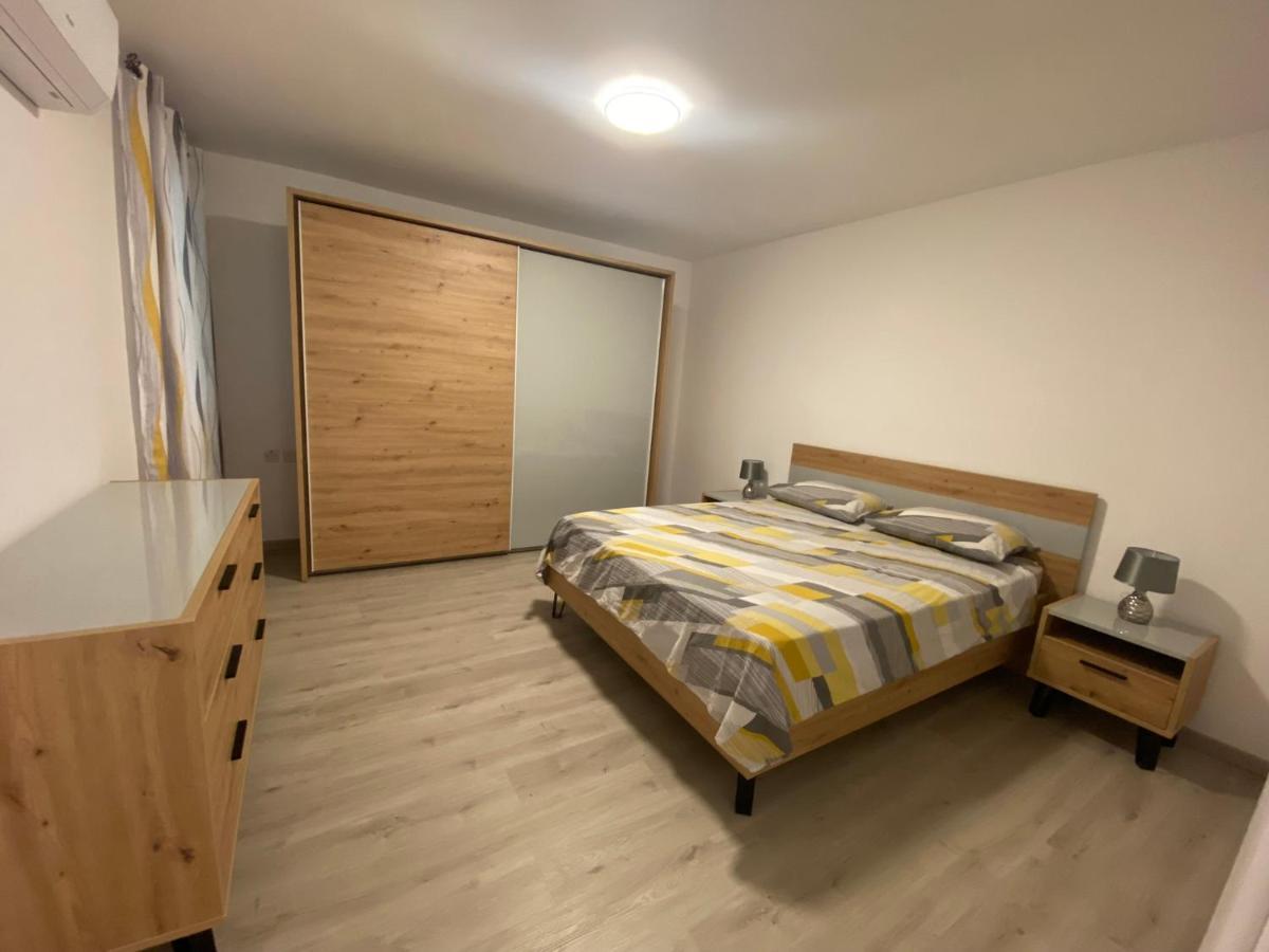 לוקה Modern Apartment With Large Outdoor Area - Sleeps 7, Close To Malta International Airport מראה חיצוני תמונה