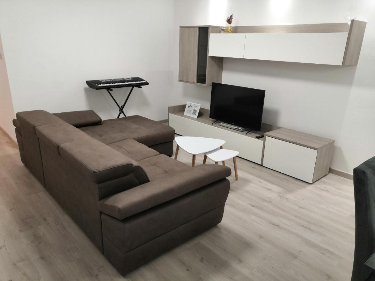 לוקה Modern Apartment With Large Outdoor Area - Sleeps 7, Close To Malta International Airport מראה חיצוני תמונה