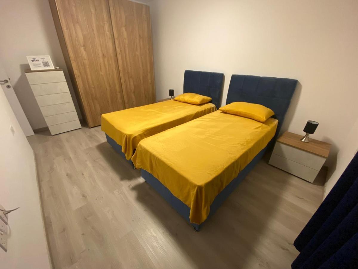 לוקה Modern Apartment With Large Outdoor Area - Sleeps 7, Close To Malta International Airport מראה חיצוני תמונה